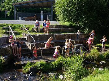 Der Wasserspielplatz in Bischofsheim bietet Spiel und Spaß direkt an der  Brend. Foto: Marion Eckerrt