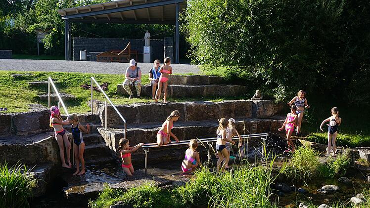 Der Wasserspielplatz in Bischofsheim bietet Spiel und Spaß direkt an der  Brend. Foto: Marion Eckerrt