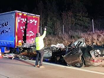 Auto stößt auf A9 mit Lkw zusammen - ein Toter