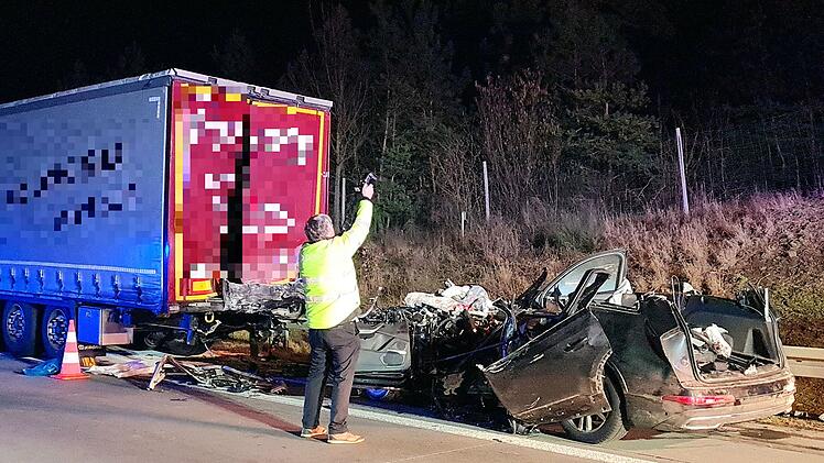 Auto stößt auf A9 mit Lkw zusammen - ein Toter