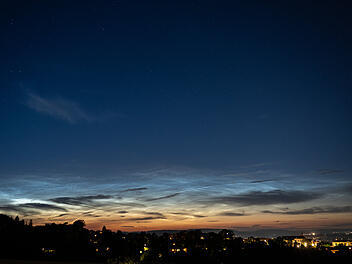 Himmelsphänomen: Leuchtende Nachtwolken am Himmel über Bayern Himmelsphänomen: Leuchtende Nachtwolken am Himmel über Bayern