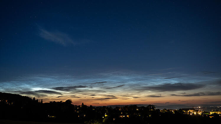 Himmelsphänomen: Leuchtende Nachtwolken am Himmel über Bayern