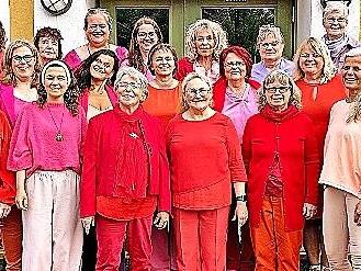 Der &ouml;kumenische Frauenchor &bdquo;Sing mit&ldquo; gibt seit mehr als 25 Jahren Konzerte zugunsten bed&uuml;rftiger Kinder und dazu passenden Projekten. Ganz links Chorleiterin Eva-Maria Kl&ouml;hr, aus deren Feder s&auml;mtliche Lieder stammen, die der Chor singt. Frauenchor