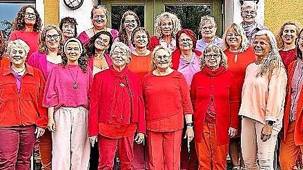 Der &ouml;kumenische Frauenchor &bdquo;Sing mit&ldquo; gibt seit mehr als 25 Jahren Konzerte zugunsten bed&uuml;rftiger Kinder und dazu passenden Projekten. Ganz links Chorleiterin Eva-Maria Kl&ouml;hr, aus deren Feder s&auml;mtliche Lieder stammen, die der Chor singt. Frauenchor