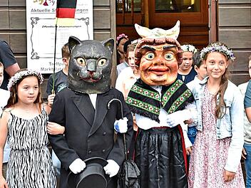 Das Katzenkopfpaar wird am Rathaus begr&uuml;&szlig;t. Snater