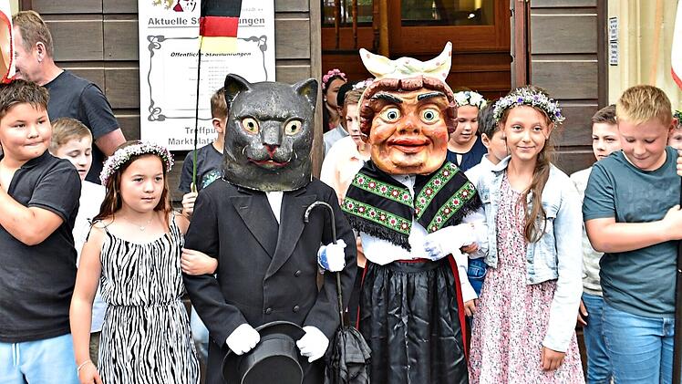 Das Katzenkopfpaar wird am Rathaus begr&uuml;&szlig;t. Snater