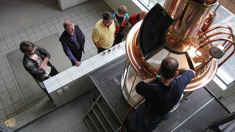 An der Sudpfanne erläutert Braumeister Robert Boser, wie Bier hergestellt wird.
