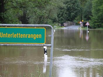 Die Zufahrt nach Langenstadt über Unterlettenrangen war wegen der überfluteten Straße nicht möglich. Fotos: Jochen Nützel