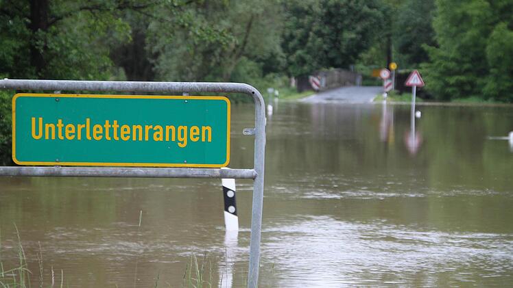 Die Zufahrt nach Langenstadt über Unterlettenrangen war wegen der überfluteten Straße nicht möglich. Fotos: Jochen Nützel