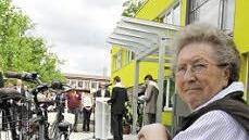 "Ich kann leider nicht mehr so lange stehen", entschuldigte sich diese Mieterin. Sie verfolgte die Feierstunde als Zaungast.