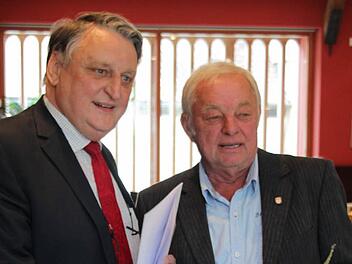 Landrat Irlinger ehrte Paul Neudörfer (r.) für 18 Jahre im Kreistag. Foto: Christian Bauriedel
