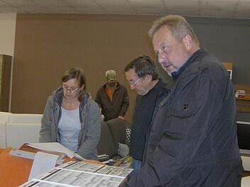 Jürgen Kasch (r.) berät noch bis März seine Kunden.  Foto: Malbrich