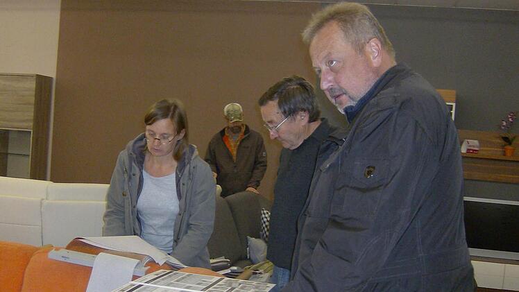 Jürgen Kasch (r.) berät noch bis März seine Kunden.  Foto: Malbrich