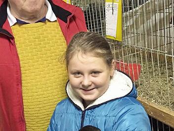 Maya Sauer mit Opa Walter und einer mit "hervorragend" bewerteten Henne ihrer Zwerg-Australorps-Zucht.