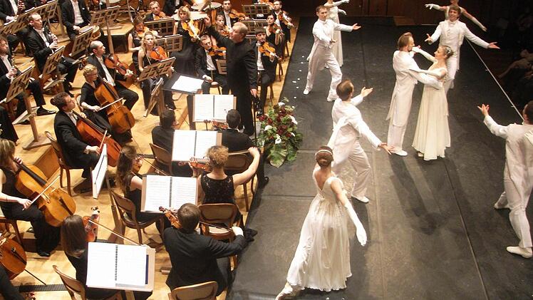 Im vollbesetzten Großen Saal des Regentenbaus dirigierte Alexander Rumpf die K&K Philharmoniker bei der "Wiener Johann Strauß Konzert-Gala". Unterstützt wurden sie von Tänzern des K&K Baletts.  Foto: Rübel