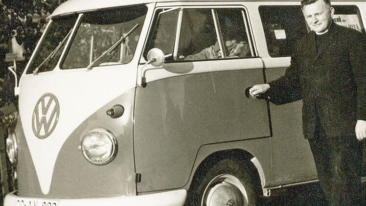 Pfarrer Alfred Stelzer 1965 am Kleinbus zur Kinderbeförderung Repro: Klaus Oelzner