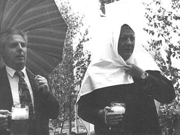 Kommunale Würdenträger stehen im Regen: OB Norbert Kastner (rechts) und Bürgermeister Richard Dlouhy beim Eckardtsturmfest 1992Foto: CT-Archiv