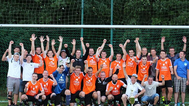 Unser Bild zeigt die erfolgreiche Mannschaft des TSV Wollbach: hinten, von links Phil Schönhöfer, Maximilian Rottenberger, Sven Faulhammer, Yannik Hartmann, Timo Trost, Phil Pfaff, Marius Geis, Pascal Schreiner, Philipp Kirchner, Johannes Kirchner, Benjamin Johannes, Jonas Warmuth, Philipp Kirchner, Felix Warmuth, Christian Rösser, Alexander Zink, Abteilungsleiter Steffen Schmitt, Vorstand DJK Gefäll Bastian Hofstadt und vorne, von links Fabian Höper, Benedikt Theimer, Florian Erb, Jonas Kir...