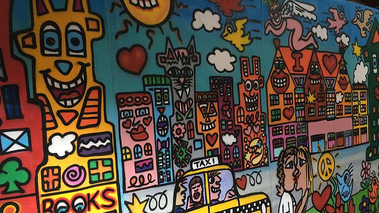 Der New Yorker Pop-Art-Künstler Billy The Artist lockte zahlreiche Besucher in die alte Pakethalle in Coburg. Foto: Jochen Berger