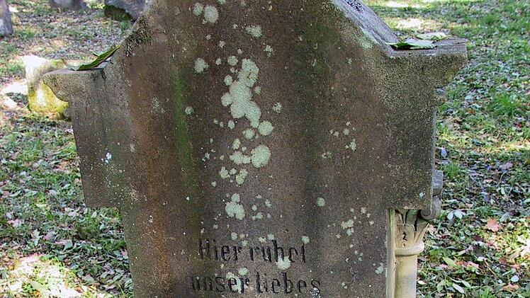 Auf dem Burgkunst&auml;dter Friedhof gibt es ein eigenes Areal mit Kindergr&auml;bern.  In einem der Gr&auml;ber ruht Klara, die Tochter von Moses und Fanny Fl&ouml;rsheim. Foto: Wolfgang Schoberth