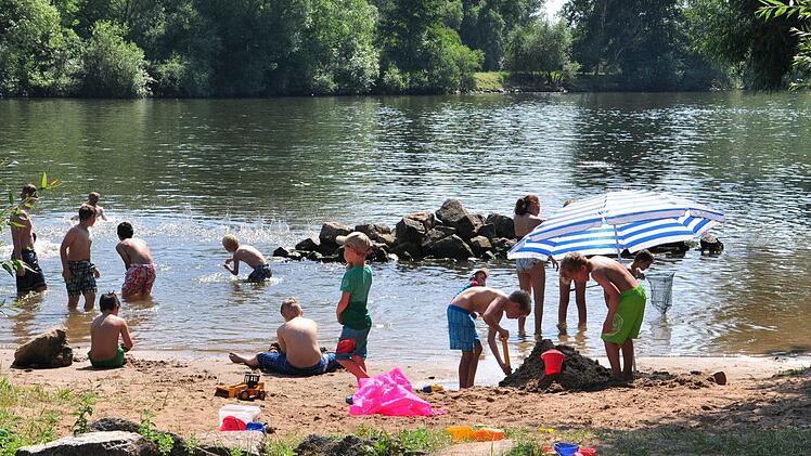 Der 1. Motorbootclub Obertheres hat den Strand am Main 2005 neu angelegt, bepflanzt und zum Schutz gegen die Wellen der vorbeifahrenden Schiffe mit Schutzwällen versehen.  Foto: Ulrike Langer