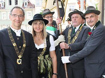 Der  Oberbürgermeister übergibt die Traditionsfahne an die SG Coburg.Wolfgang Desombre