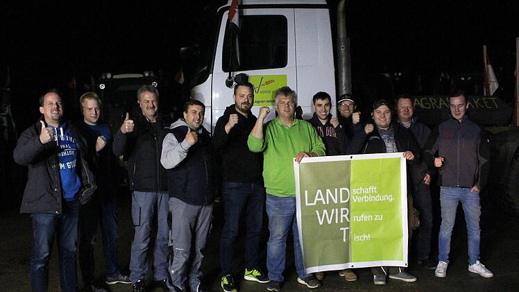 Trotz einer strapaziösen Reise gaben sich die Landwirte bei ihrer Rückkehr aus Berlin optimistisch und kämpferisch.     Foto: Evi Seeger