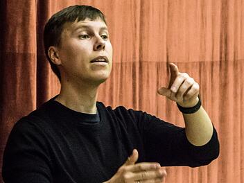Mikko Sidoroff, Chordirektor am Landestheater Coburg, probt Händels "Messias" für zwei Aufführungen am 18. und 19. Dezember im Großen Haus.Foto: Jochen Berger
