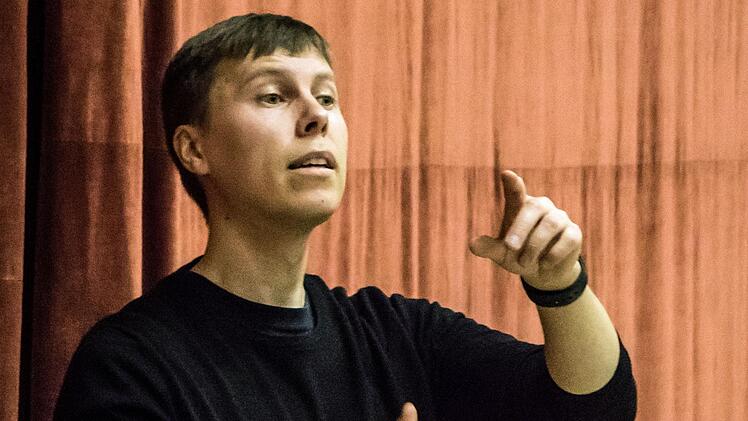 Mikko Sidoroff, Chordirektor am Landestheater Coburg, probt Händels "Messias" für zwei Aufführungen am 18. und 19. Dezember im Großen Haus.Foto: Jochen Berger