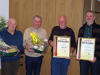 Hans Hallschmid (von links) und Karl-Heinz Dittmer wurde für langjährige Arbeit im Verband gedankt, Peter Franz und Hubert Gerstacker wurden mit einer Urkunde geehrt.