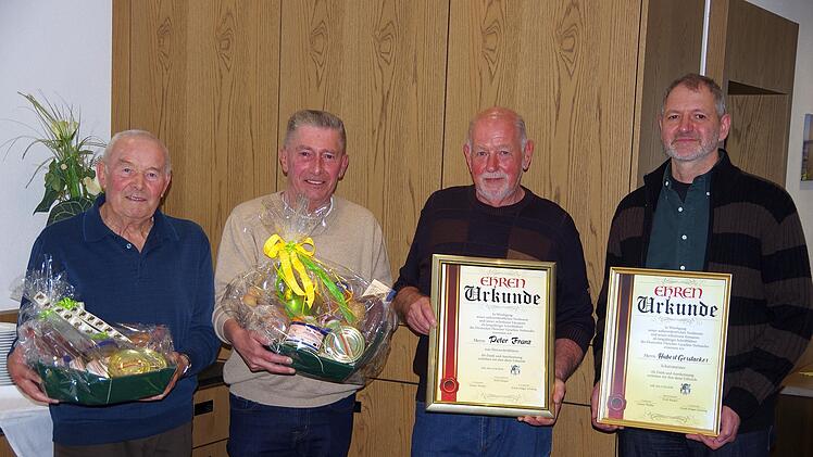 Hans Hallschmid (von links) und Karl-Heinz Dittmer wurde für langjährige Arbeit im Verband gedankt, Peter Franz und Hubert Gerstacker wurden mit einer Urkunde geehrt.