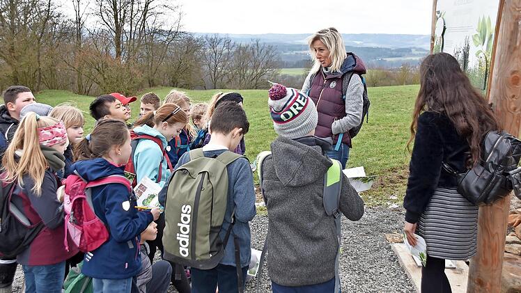Klassenleiterin Daniela Arendt informierte sich mit ihren Schülern entlang des Erlebnispfads am Patersberg.