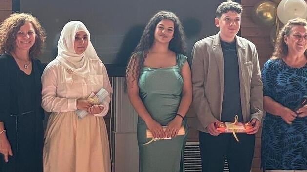 Beate Ruff (Klassenleiterin), Nawal Akbar (1,7), Ivana Eftimova (1,7), Noah Herzog (1,5), Monika von Grafenstein (Rektorin, von links)