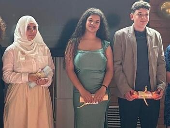 Beate Ruff (Klassenleiterin), Nawal Akbar (1,7), Ivana Eftimova (1,7), Noah Herzog (1,5), Monika von Grafenstein (Rektorin, von links)