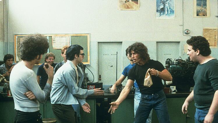 Arnie (Keith Gordon, zweiter von links) wird von Mitsch&uuml;lern w&auml;hrend des Unterrichts schikaniert.