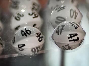 Die beiden hatten wohl keine Lust, gezogen zu werden: Bei der Lotto-Ziehung am Mittwoch blieben 46 und 47 einfach hängen. Foto: dpa