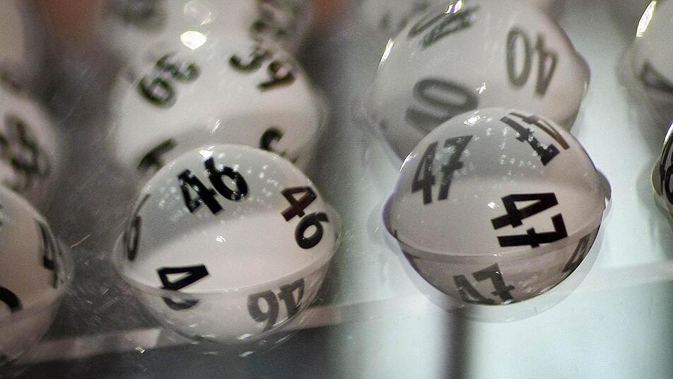 Die beiden hatten wohl keine Lust, gezogen zu werden: Bei der Lotto-Ziehung am Mittwoch blieben 46 und 47 einfach hängen. Foto: dpa Die beiden hatten wohl keine Lust, gezogen zu werden: Bei der Lotto-Ziehung am Mittwoch blieben 46 und 47 einfach hängen. Foto: dpa