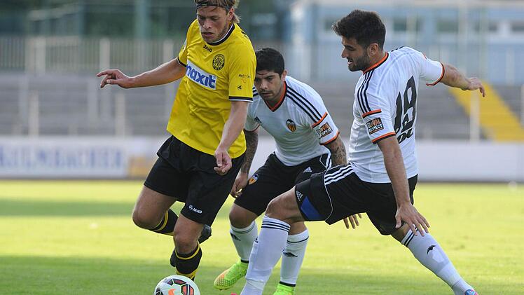 Der Bayreuther Kristian Böhnlein (links) setzt sich gegen die Valencianer Ever Benega (Mitte) und Antonio Baragan (rechts) durch.