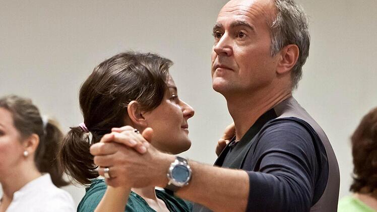 Als Professor Higgins tanzt Regisseur Holger mit Eliza Doolittle (Anna Gütter)Foto: Jochen Berger