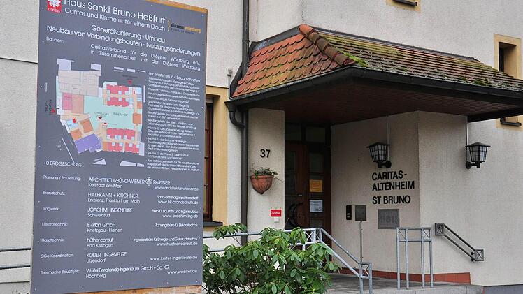 Eine große Tafel informiert vor dem Eingang zum Caritas Alten- und Pflegeheim St. Bruno Haßfurt über die Umbaumaßnahmen.