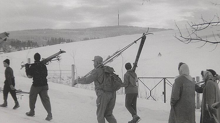 Vom Bischofsgrüner Bahnhof wandern die Skifahrer zum Ochsenkopf (im Hintergrund). Foto: Hans Seyferth (†)