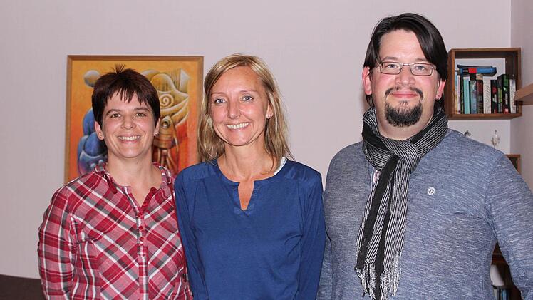 Der Vorstand der neu gegründeten Bürgerinitiative Schule Ebelsbach (von rechts): Vorstand Philipp Zacharias, stellvertretende Vorsitzen Julia Schätzlein-Sennert und Kassenwartin Karin Kunzelmann. Foto: Friederike Stark