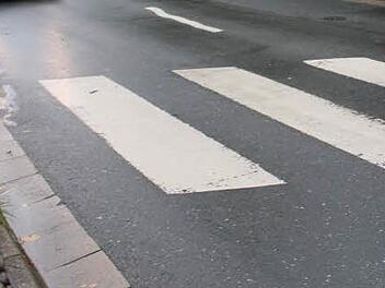 In Coburg hat jemand einen Zebrastreifen gemalt. Symbolbild: Josef Hofbauer