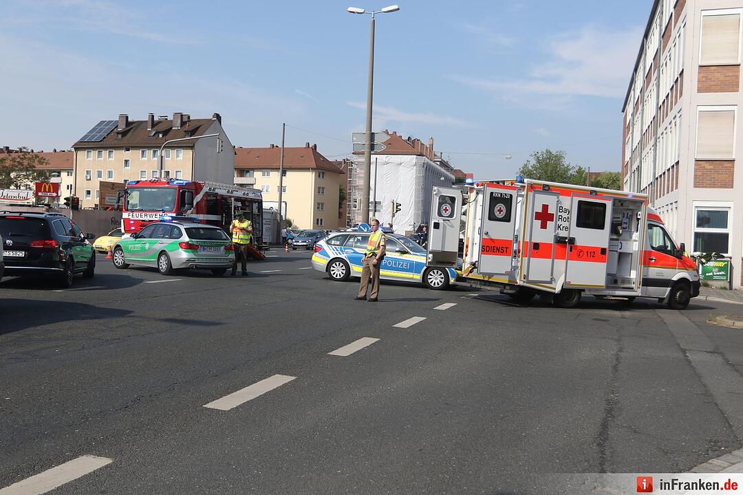 Betonmischer erfasst Fahrradfahrerin: Frau lebensgefährlich verletzt - Unfallhergang noch absolut unklar – Rückstau durch Umleitung des Verkehrs