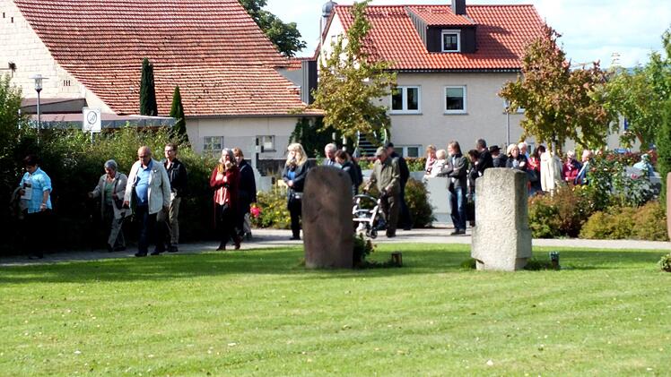 Bei geführten Besichtigungen auzf dem  Sander Friedhof  bekamen die Besucher Hinweise zur Grabgestaltung und zur Grabpflege.  Alfons Beuerlein