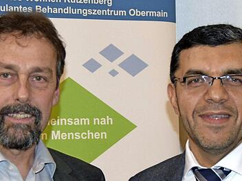Dr. Dietmar Walter Geiger (links) und Dr. Saleh Al Hamoud referierten über Lungenerkrankungen und Krebs. Foto: Andreas Welz
