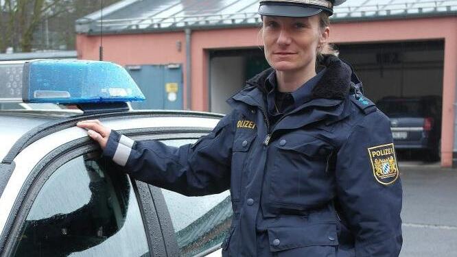 "Bessere Passform für Frauen, funktioneller, atmungsaktiver": Polizeihauptmeisterin Cathrin Hänsel ist mit Blau zufrieden.