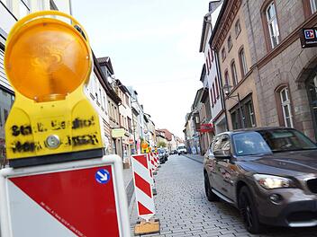 In der Kissinger Straße stehen Warnbaken.Foto: Arkadius Guzy