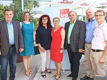 SPD-Unterbezirksparteitag in Bad Königshofen: Landtags-Direktkandidat im Wahlkreis Haßberge/Rhön-Grabfeld und stellvertretender Unterbezirksvorsitzender René van Eckert, Landtags-Listenkandidatin Johanna Bamberg-Reinwand, Europaabgeordnete Kerstin Westphal, Bundestagsabgeordnete Sabine Dittmar, Bezirksrat Bernhard Ruß, Unterbezirksvorsitzender Jürgen Hennemann und der Kissinger Bezirkstagskandidat Tobias Schneider.  Foto: Dieter Britz
