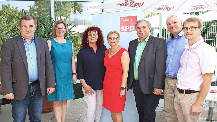 SPD-Unterbezirksparteitag in Bad Königshofen: Landtags-Direktkandidat im Wahlkreis Haßberge/Rhön-Grabfeld und stellvertretender Unterbezirksvorsitzender René van Eckert, Landtags-Listenkandidatin Johanna Bamberg-Reinwand, Europaabgeordnete Kerstin Westphal, Bundestagsabgeordnete Sabine Dittmar, Bezirksrat Bernhard Ruß, Unterbezirksvorsitzender Jürgen Hennemann und der Kissinger Bezirkstagskandidat Tobias Schneider.  Foto: Dieter Britz